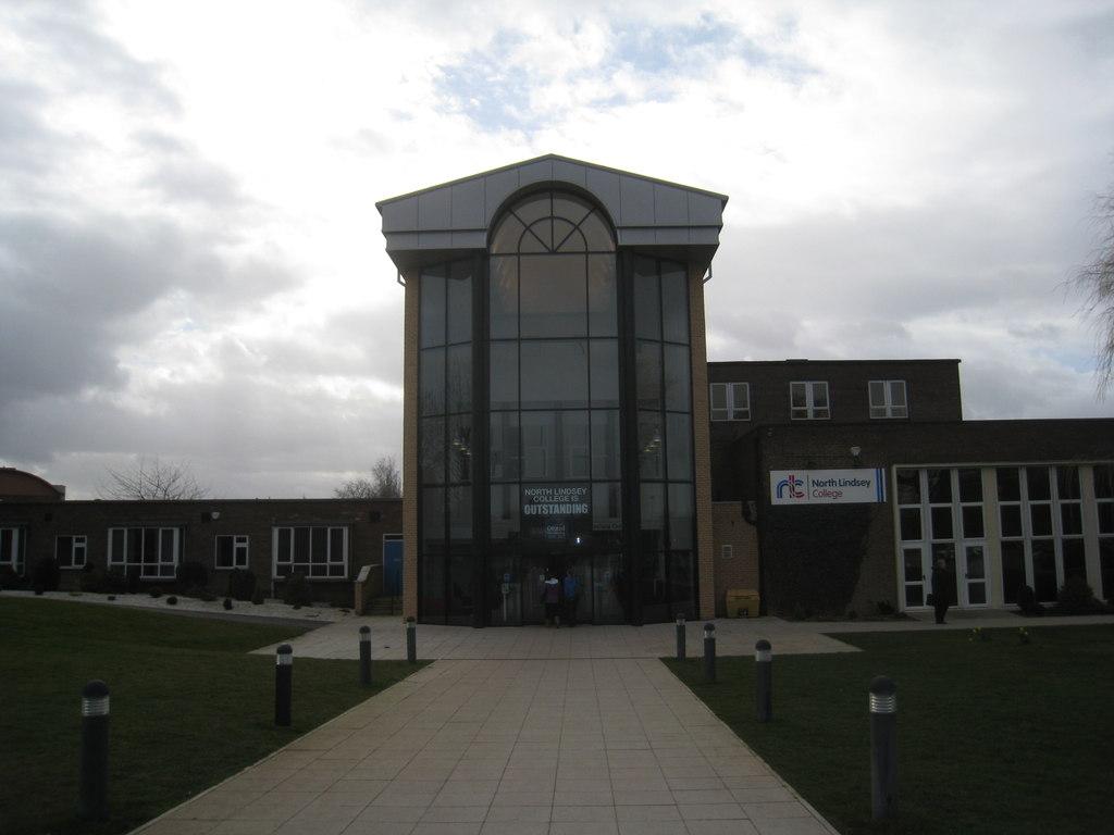 North Lindsey College Tables, Scunthorpe photo 1