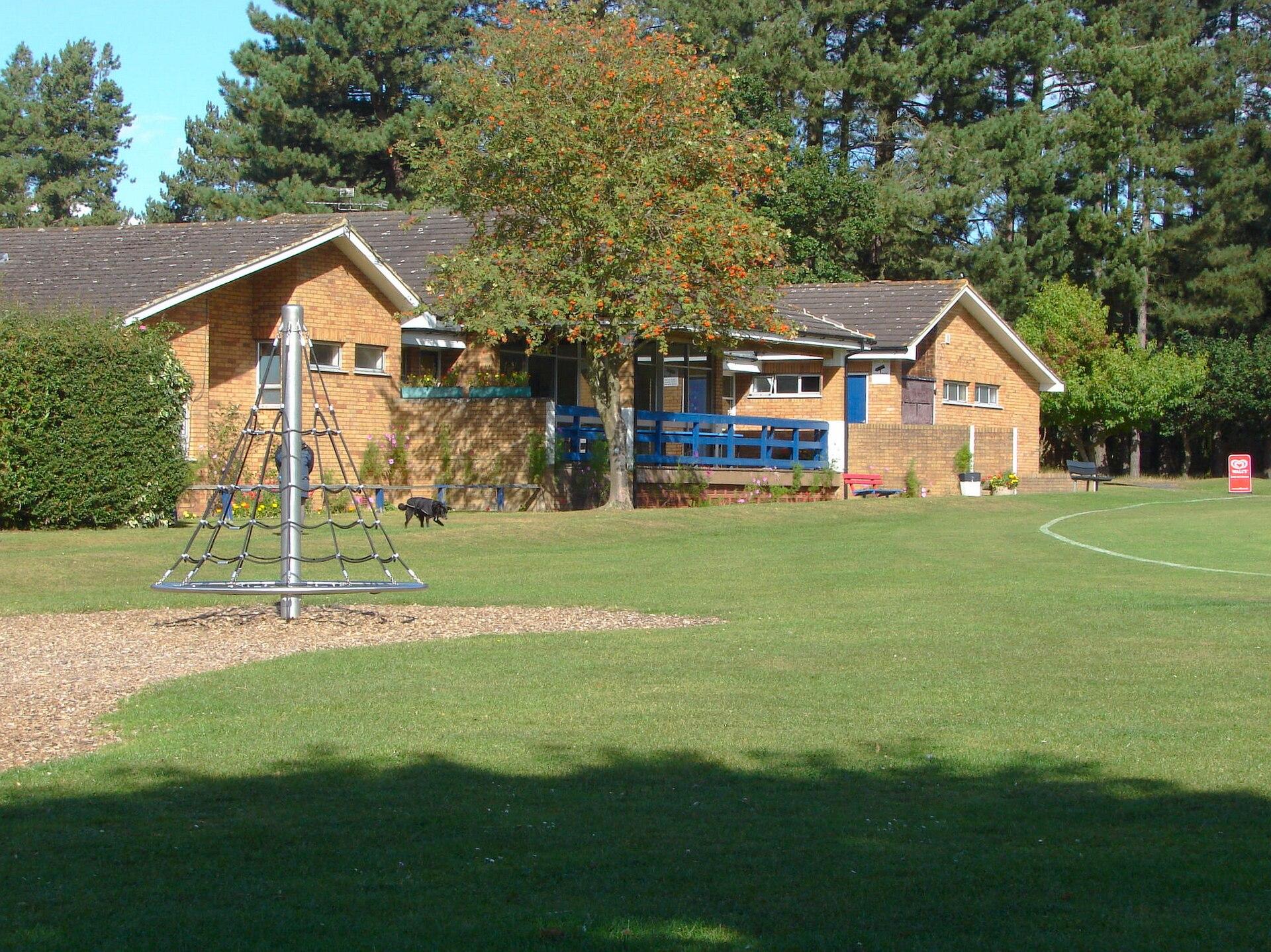 Great Hollands Recreation Ground Tables, Bracknell photo 1