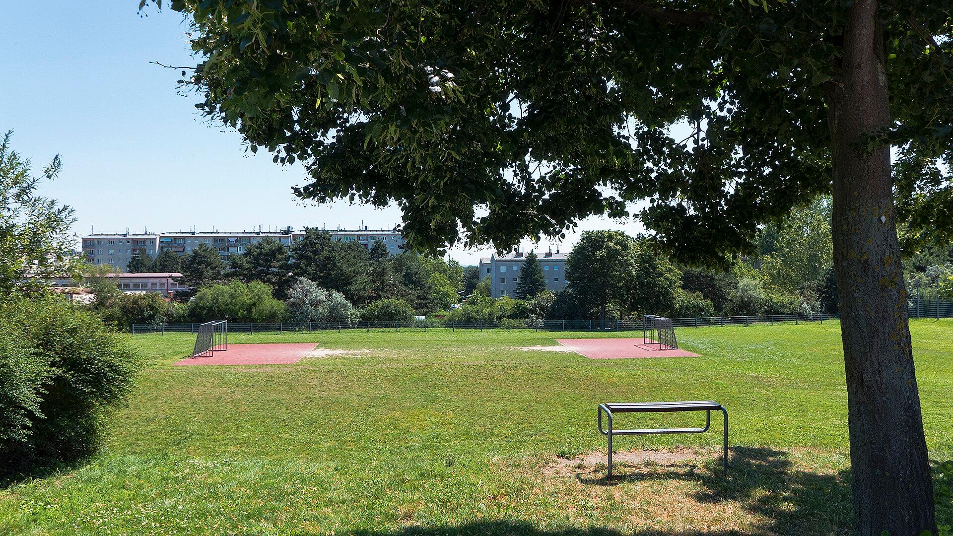 Fridtjof-Nansen-Park Tables, Wien photo 1