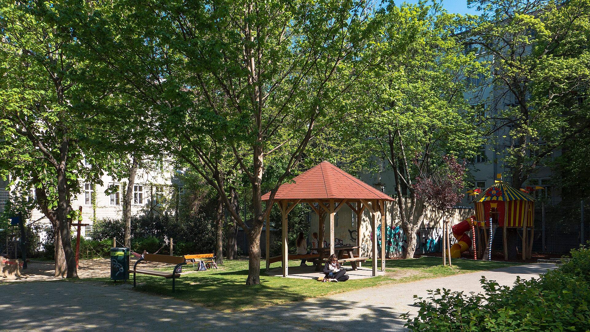 Hubert-Marischka-Park Tables, Wien photo 1